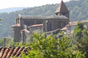 Abbaye bénédictine de Chanteuges, église et cloître, Haute-Loire, Auvergne