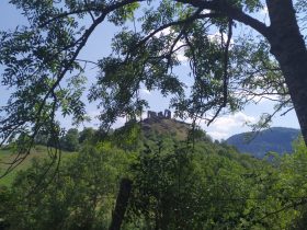 Château d’Aritas depuis le sentier d’accès