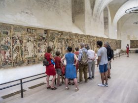 EVE-Visite guidée : cloître, église abbatiale et tapisseries- espace des tapisseries
