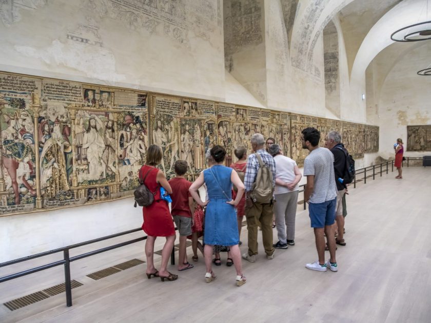EVE-Visite guidée : cloître, église abbatiale et tapisseries- espace des tapisseries